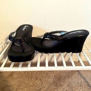Size 7 sketchers memory, foam, black flip-flops